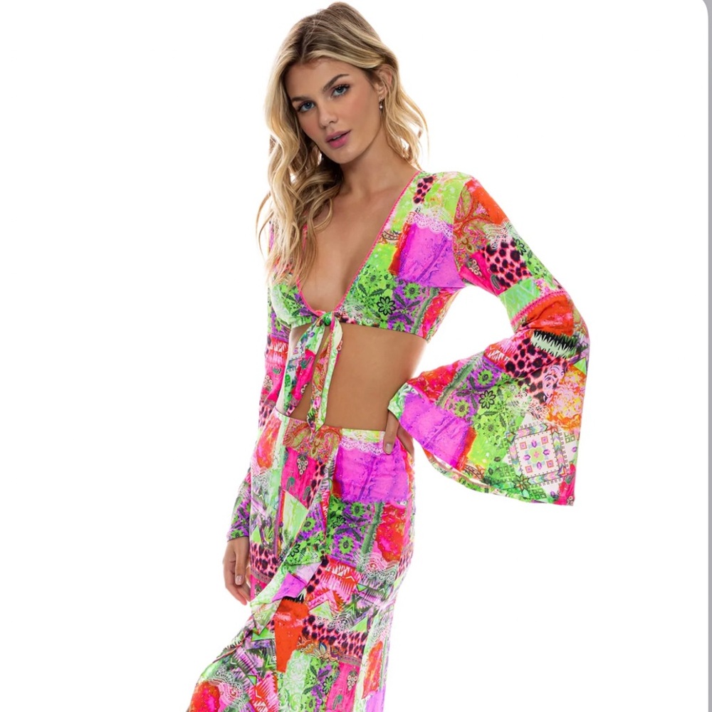 FIERCE SOUL - Bell Sleeve Crop Top